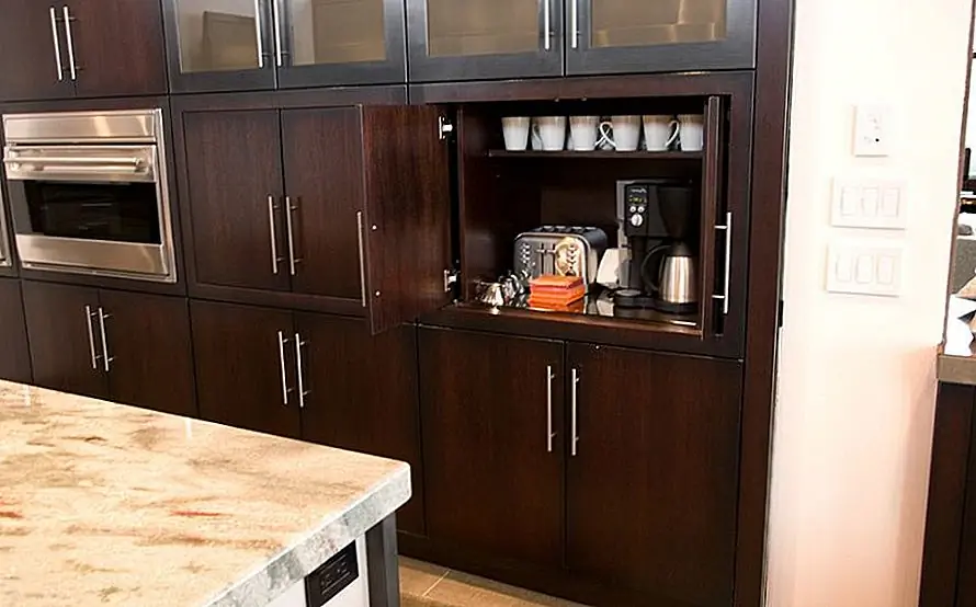 Также может быть небольшая полка для хранения всех чашек, если вы предпочитаете организованный вид. И чтобы сделать вещи еще более элегантными и практичными, установите карманные двери.