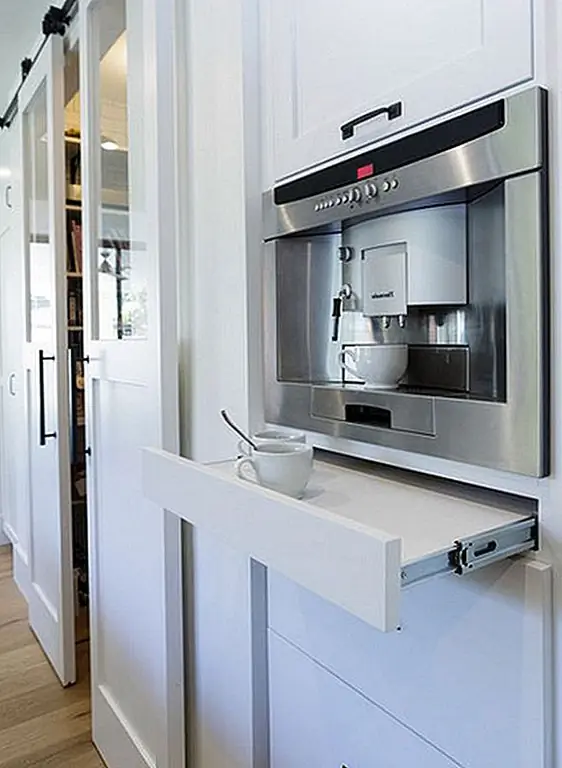 Альтернативой является отображение вашей кофейной станции. Он может быть встроен в вашу кухонную мебель на правильной высоте, поэтому ее удобно использовать. И если вам нравятся гладкие и минималистские конструкции, включите секретную платформу для вытягивания кофейных чашек.