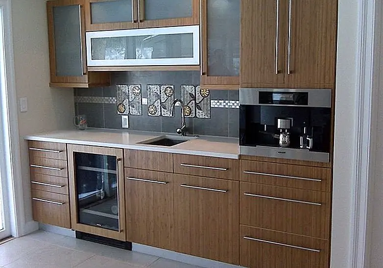 Сожмите свою кофейную станцию между верхним шкафом и столешницей и сделайте его похожим на непрерывный дизайн. Это должно быть оформление на заказ, и вам придется планировать это заранее.