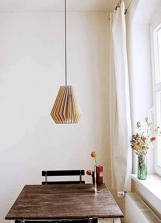 Кроме того, цвет также важен. Темные цвета имеют тенденцию подчеркивать форму абажура, а также его размер, в то время как более светлый цвет размывает эти элементы.