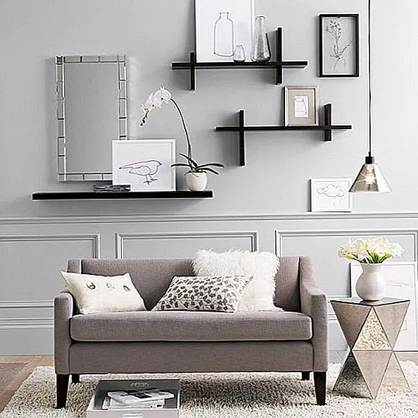 Еще одна отличная идея - использовать модульные полки. Они не только хорошо смотрятся на стене, но также могут использоваться для размещения декоративных предметов и книг и рамок для картин, которые добавляют личный и красивый штрих в комнату. Каждая полка доступна за 47 евро.