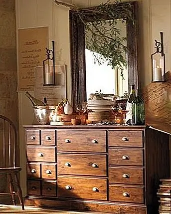 Можно добавить очарование старого мира наряду с теплом и светом к стенам, используя смонтированные подсвечники. Их можно по-разному различать, и они добавляют спокойствие и утонченность в комнату, что делает ее более приятной. От 15 евро.