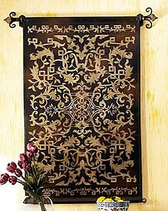 Еще одна прекрасная вещь, которую можно поставить на все, - это кожаный гобелен. Это произведения искусства, которые очень сложны и дают современный вид в комнату. От 745 $.