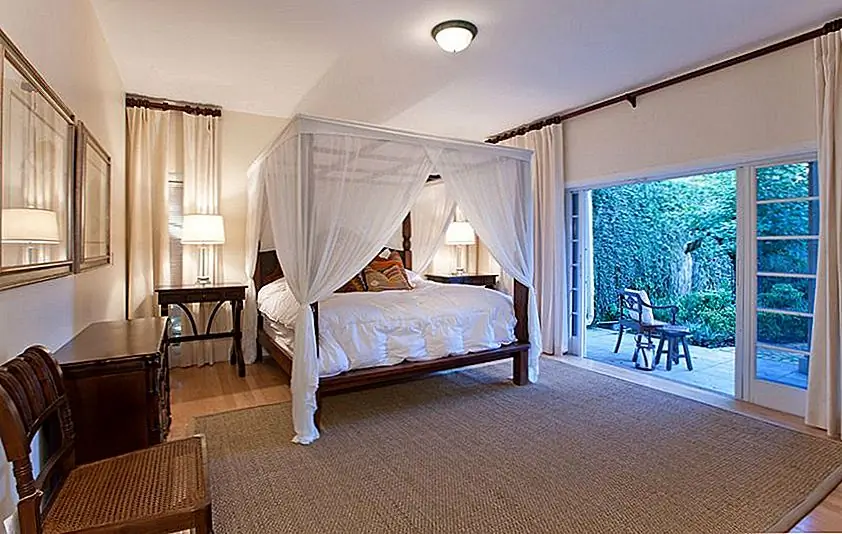 Тип ткани, используемой в декоре комнаты, также может определять стиль и внешний вид. Несколько отличных вариантов, когда вы пытаетесь создать тропический вид, включают в себя мешковину, шелк и атлас. Спальня особенно важна, чтобы не стесняться вкладывать больше в этот элемент.