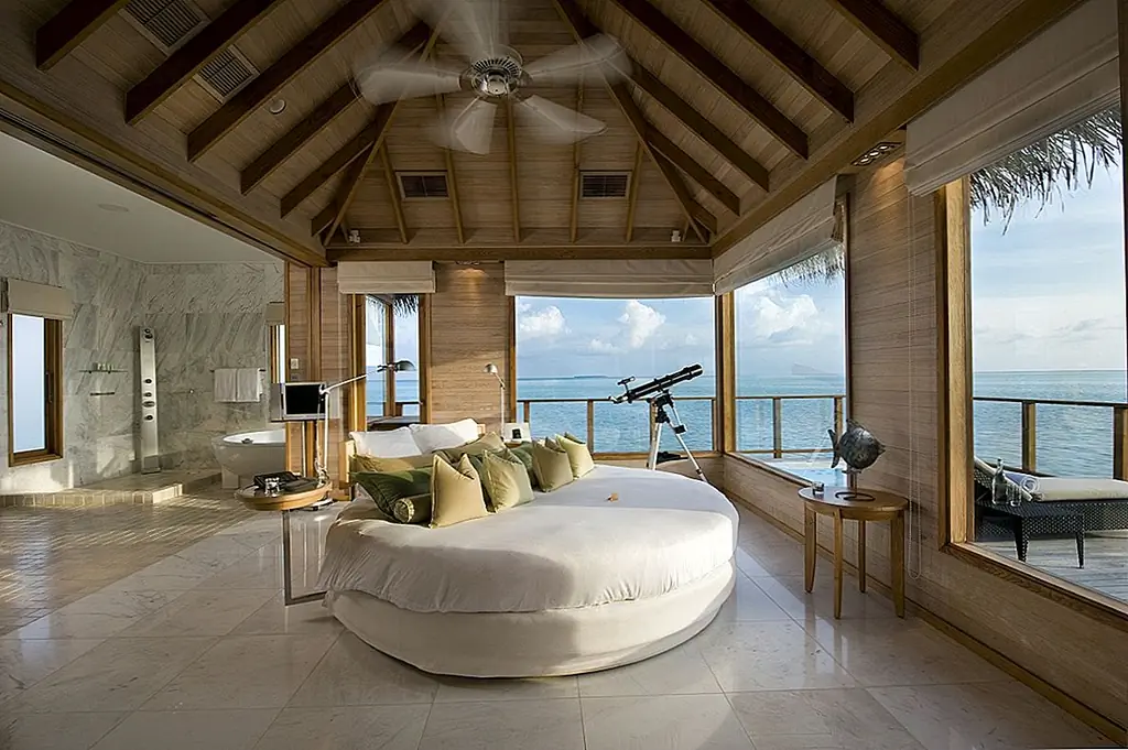 Также имеет значение ваш выбор оконных процедур. Чтобы создать тропический и богемный вид в спальне, вы можете выбрать чистые занавески или бамбуковые оттенки. Используйте их в сочетании с другими элементами, предназначенными для создания аутентичного внешнего вида.