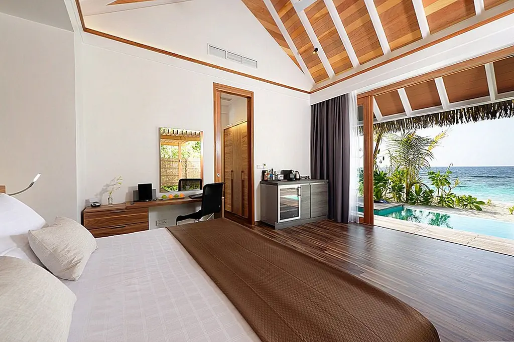 Высокий потолок и простая свежая, но органичная цветовая палитра могут предложить желаемый результат. Например, попробуйте сочетание белого и коричневого цветов. Вы также можете добавить набор тропических растений в декор для свежего прикосновения.