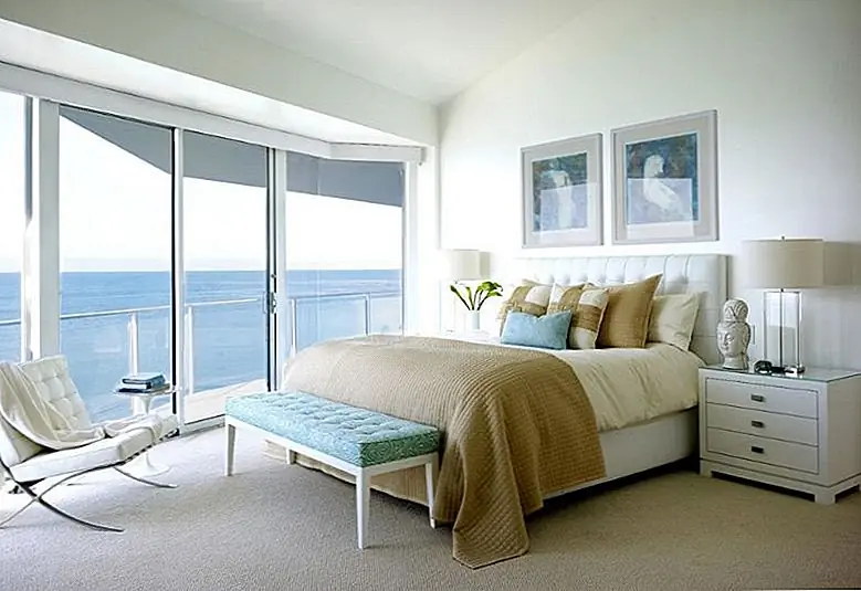 Разумеется, в некоторых случаях взгляды составляют большую часть декора. Так что если ваша спальня с видом на океан, например, просто сохраните интерьерный декор простым и пусть взгляды сделают для вас работу.