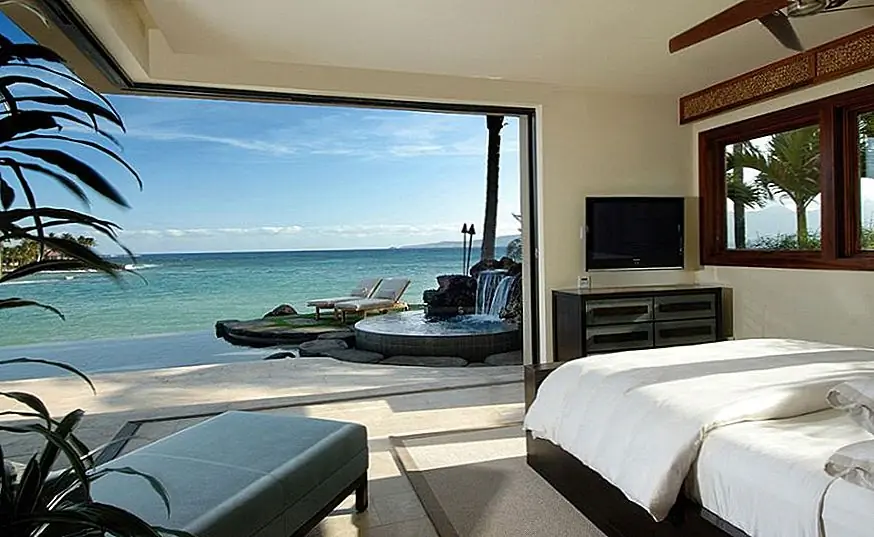 Вы можете улучшить эти необычные виды несколькими другими стратегически расположенными элементами, такими как зеркало, крытое тропическое растение или удобный шезлонг на патио, если это возможно. И не закрывайте окна или стеклянные стены.