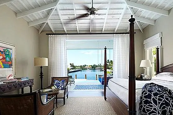 И даже если взгляды не обязательно чрезвычайны, вы все равно можете использовать их. Приятным примером может служить спальня, которая открывается в бассейн или озеро. Возможно, это не океан, но он достаточно близко.