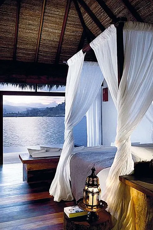 В этих прекрасных тропических островах часто появляются те текстурированные, органические крыши, которые делают все пространство настолько аутентичным. Возможно, вы сможете воссоздать этот вид в своей спальне. Это может быть не идентичный дизайн, но он определенно настроил бы правильное настроение.