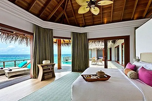 Используйте подходящие аксессуары. Например, вы можете подчеркнуть определенный стиль благодаря выбору подушек с акцентом, настенного рисунка, потолочного вентилятора, штор или украшений на полках. Но не преувеличивайте. Несколько тонких намеков должно быть достаточно.