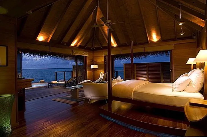 Создайте романтическую атмосферу через освещение. Используйте бра, свечи, диммеры и лампы. Посмотрите, как прекрасна эта экзотическая спальня. Конечно, взгляды помогают, но выбор материалов и цветов также играет важную роль.