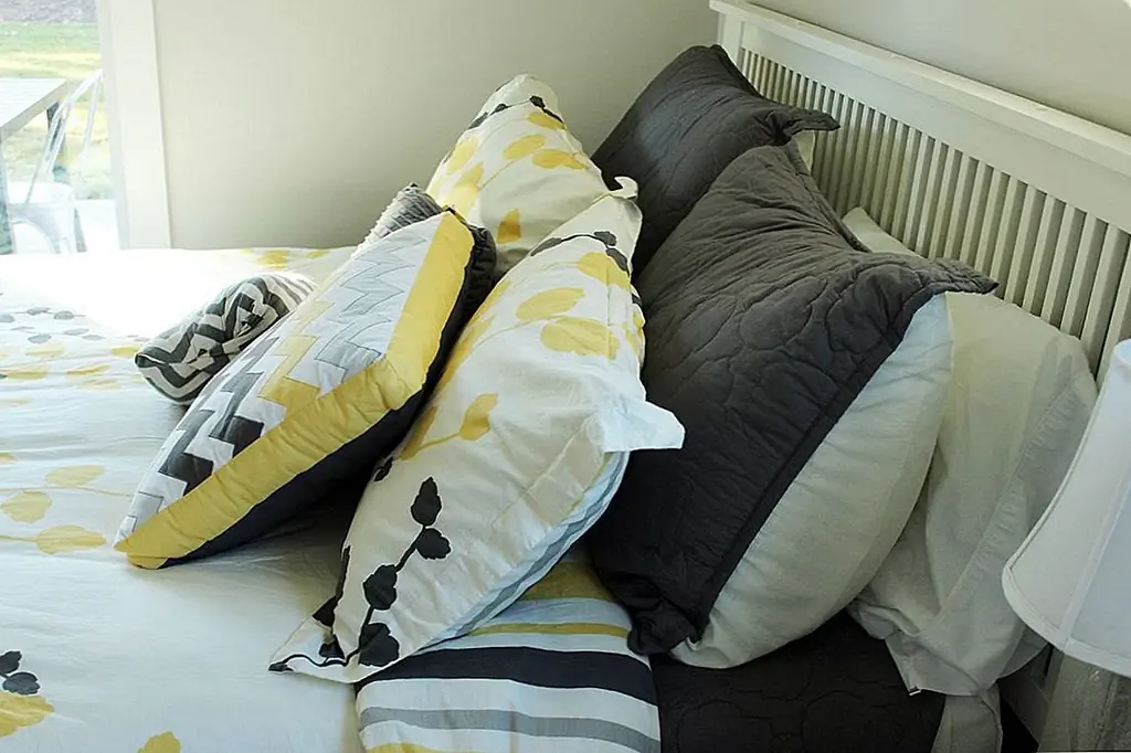 Верх одеяла свернут вниз, чтобы выставить координирующий утешитель внизу, что добавляет к визуальному празднику смешанной привлекательности. Для этой кровати глубокий и многослойный наклонный стек обеспечивает основной декор комнаты. Со спины кпереди с каждой стороны у нас есть подушка стандартного размера, огромная подушка, покрытая фикцией, другая подушка стандартного размера и различные подушки с смешанным рисунком, округляющие середину, чтобы собрать все это вместе. Это занимает немного больше работы, чтобы сделать постель каждое утро, но макет присущ, и спящий получает дополнительный бонус, чтобы выбрать идеальную подушку или комбинацию из кучи.