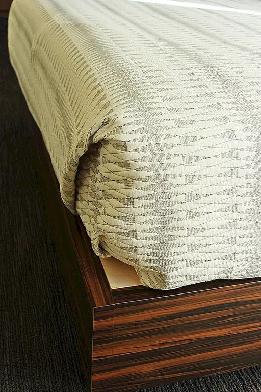 Вот один из способов сложить и спрятать постельные принадлежности - почти как подарок. Засуньте все листы и все, что у вас есть в одеялах, в стороны кровати между матрасом и платформой. Удостоверьтесь, что постельные принадлежности вытащены плоскими и тугими.Затем «оберните» нижнюю часть постельного белья, сгибая и заправляя боковые стороны конца, затем заправляя оставшиеся центральные подстилки под матрасом. Сложенный взгляд особенно хорошо работает в современной спальне.