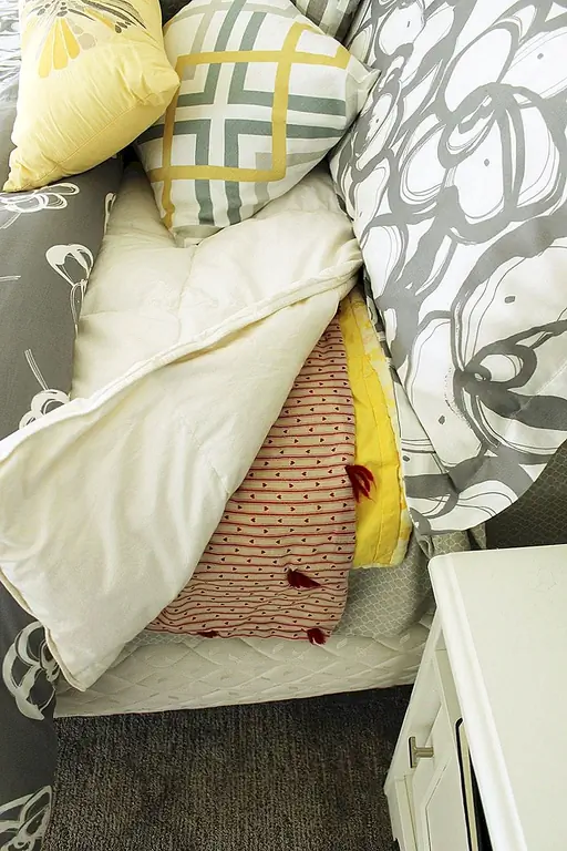 Но для поддержания комфортного и уютного тепла в постели, не отрываясь от мягкой цветовой палитры, перед одеялом и пуховым одеялом бросается несколько дополнительных стеганых одеял. Как сандвич с одеялом. Это отличный трюк для строительства самой удобной кровати.