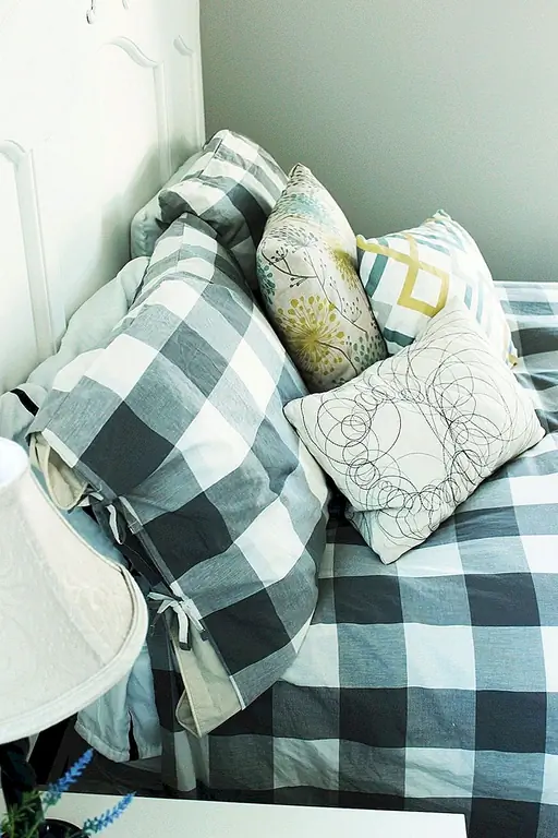 Для этой гостевой кровати, чтобы облегчить потребность в том, чтобы гости могли найти дополнительное пространство в номере для дополнительных подушек каждую ночь, две подушки на бок лежат напротив изголовья для видимости и функциональности. Несколько броских подушек впереди помогают добавить комфортное, «домашнее» чувство, не добавляя слишком много лишнего.