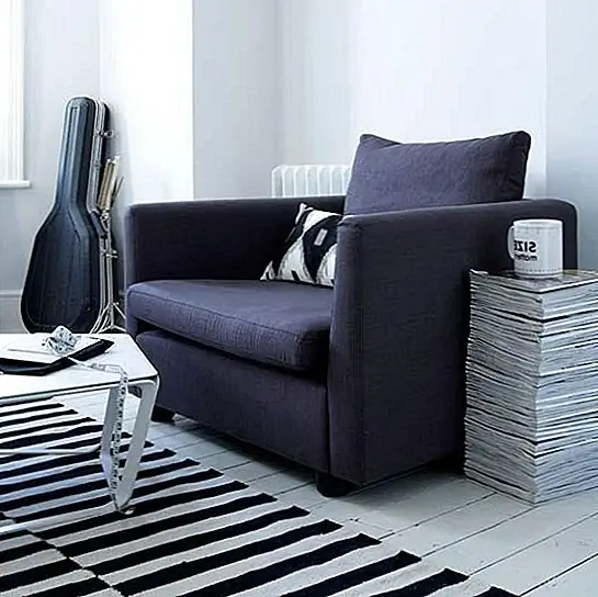 2. Негабаритная мебель с огромными подушками и большими подлокотниками делает комнату маленькой и неадекватной. Включите минимальное количество мебели в свою гостиную. Достаточно немного стульев, стола и дивана.