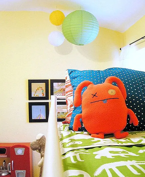 Дети иногда меняют свое мнение о том, чего они хотят в своих спальнях. Это настенная роспись Пуха может быть для них интересной, но они могут не понравиться ей через несколько недель. Таким образом, в конечном счете, вы хотите, чтобы вы сосредоточились на обновлении только определенных частей комнаты по своему вкусу, что мы можем назвать «съемными комнатами». Это то, что вы легко можете добавить или вычесть из комнаты без лишних хлопот, и они включают игрушки, постельные принадлежности и, возможно, даже светильники.