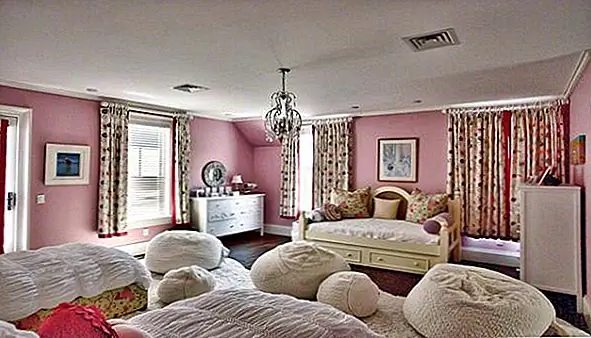 Это спальня ваших детей, поэтому вы хотите, чтобы это было место, где они чувствовали себя комфортно и окружены тем, что им нравится. Если они любят розовый, то используйте его в своей цветовой палитре; если им нужно много мест для сидения, когда их друзья приходят, инвестируйте в забавные сумочки. Тем не менее, вы все равно можете сделать комнату шикарной и включить ее в дизайн остальной части вашего жизненного пространства. Например, это может быть достигнуто путем подвешивания люстры, с использованием узорчатых штор или создания красивой гостиной.
