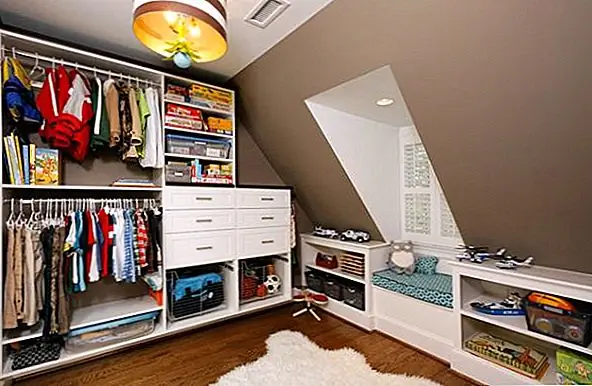 Одна из вещей, которые могут сделать спальню ваших детей потрепанной и казаться полностью изолированной от остальной части вашего жизненного пространства, - беспорядок. Избегайте этой ловушки, гарантируя, что в комнате достаточно места для хранения всех детских игрушек, книг, одежды и школьных принадлежностей.