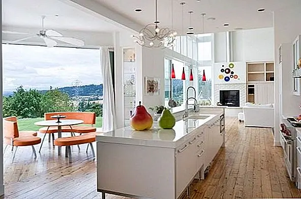 Поскольку на улице зеленые и характеризуются свежей растительностью, другая простая идея объединить в помещении и на открытом воздухе - использовать зеленый цвет. Например, вы можете нарисовать стены зелеными, или вы можете использовать зеленую мебель или зеленые аксессуары. Вы также должны рассмотреть возможность использования свежих растений для интерьера.