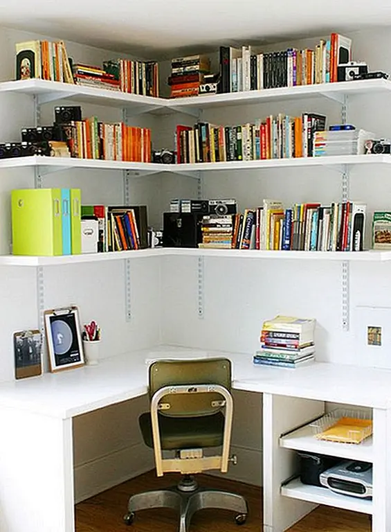 Угловые полки чрезвычайно практичны и полезны. Используйте их для своего рабочего пространства, чтобы добавить симметрию к дизайну. Например, простой угловой стол может иметь соответствующие полки, и это маленькое пространство может стать очень сплоченной рабочей зоной.
