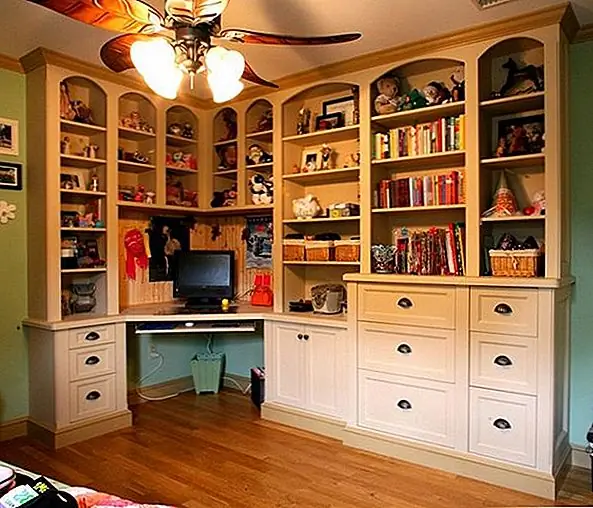 Вместо того, чтобы думать о столе как отдельно стоящей мебели, попробуйте включить в более сложную структуру, например, на стену гостиной. Создайте устройство, чтобы покрыть две смежные стены и оставить место в углу для небольшого стола. Он может иметь выдвижные ящики и полки с обеих сторон, и вся композиция будет выглядеть очень органично.