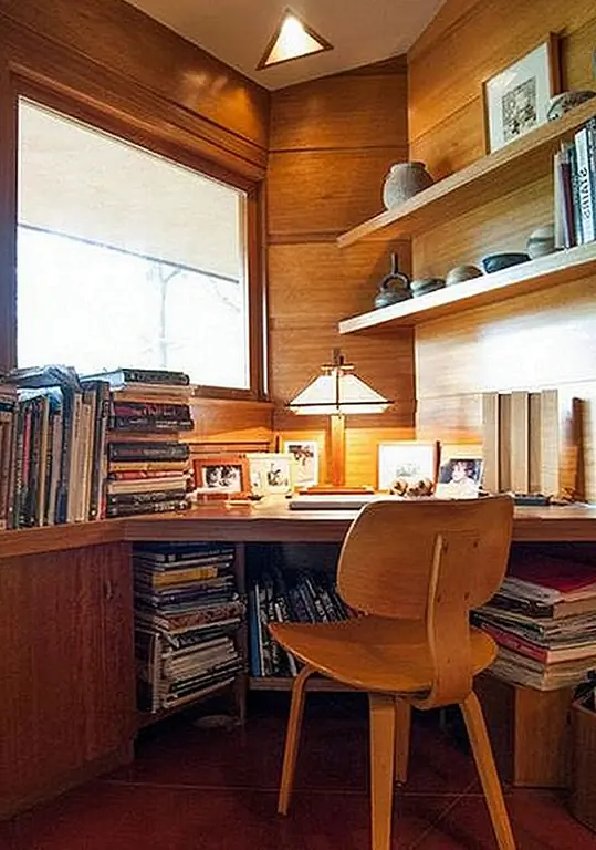 Не все углы одинаковы. Если вам нужно работать с 45-градусными углами, как в этом случае, это намного сложнее, потому что вам нужно настроить дизайн, чтобы он соответствовал точному пространству. Вместо того, чтобы пытаться маскировать сложные фигуры, они становятся фокусом вашего дизайна.