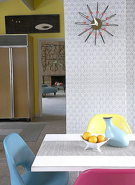 Если у вас нет ресурсов или способности действительно избавиться от всего, что делает ваше пространство устаревшим, вы можете попытаться просто прикрыть его. Если настил старый и непривлекательный, используйте зонд или два, чтобы скрыть как можно больше. Если на стене есть обшивка или краска, которая не соответствует вашему вкусу, вы можете использовать некоторые временные обои или множество настенных рисунков, чтобы отвлечь их глаз от устаревшей стены.