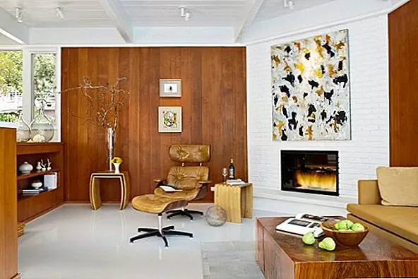 На другом конце спектра вы можете просто пойти с устаревшим пространством и разыграть свои уникальные функции. Например, если у вас есть комната в середине середины, вы можете просто купить несколько старинных предметов, которые вписываются в пространство и охватывают стиль ретро.