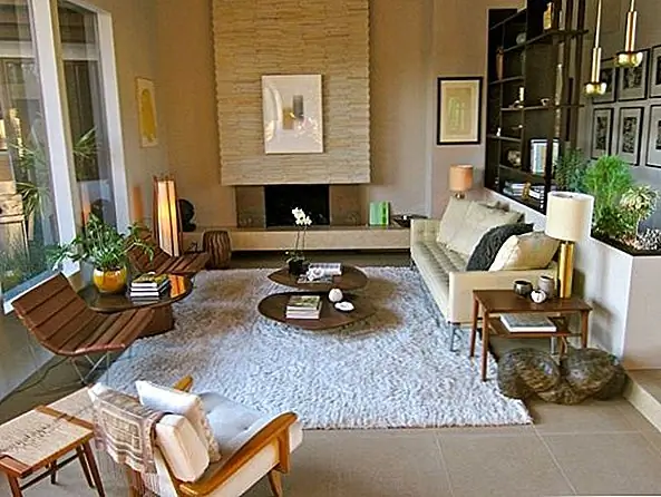 Это не сделает ваше пространство менее устаревшим, но оно добавит уникальный стиль и сделает его более преднамеренным, а не просто местом, которое вы не можете позволить себе обновить.