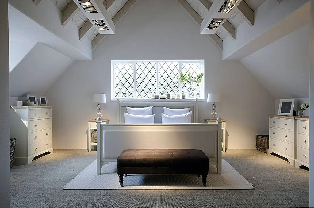 Склонные стены означают интересные варианты освещения. Вам нужно будет задуматься вне коробки, чтобы достичь уровня освещения в вашем чердаке. Это может быть одна люстра в небольшом горизонтальном потолочном пространстве или, может быть, вы будете полагаться на настольные лампы. Ваш единственный предел - это то, что может вообразить ваш разум.