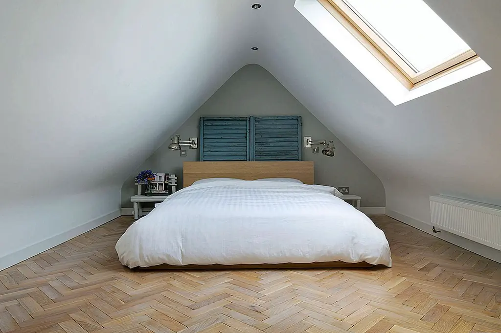 Наклоняется ли ваш изголовье в уклон стены спальни? Время получить новую кровать. Поменяв верхнюю кровать на низкую, вы не будете занимать какое-то ценное пространство за спинкой.