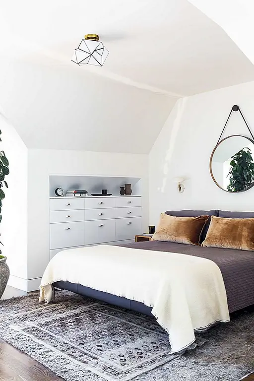 Когда остальная часть вашего старого дома отображает множество встроенных укромных уголков и трещин, никто не станет мудрее, если вы поместите новый в свою спальню. Сделайте пространство, чтобы положить свой комод в стену, и вдруг ваше пространство станет больше.