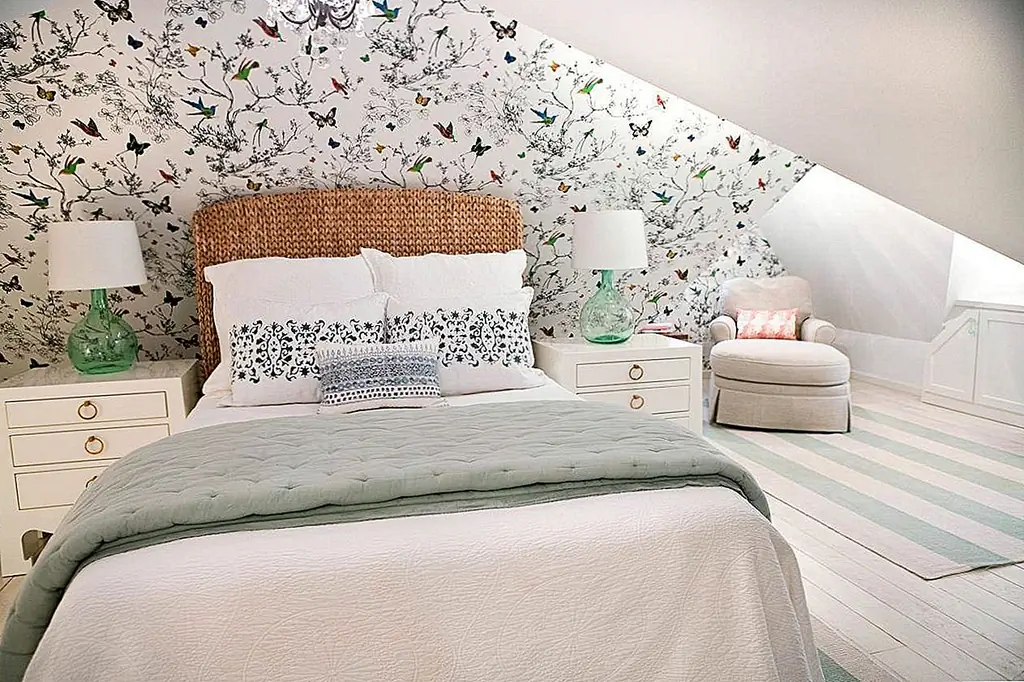 Говоря о настенной живописи, как вы привносите жизнь и личность в спальню, когда вы не можете повесить настенное искусство? Ответ лежит на обоях. Со всеми моделями и цветами сегодня, просто выберите тот, который вы любите, и сделайте себе красивую стенку заявления.