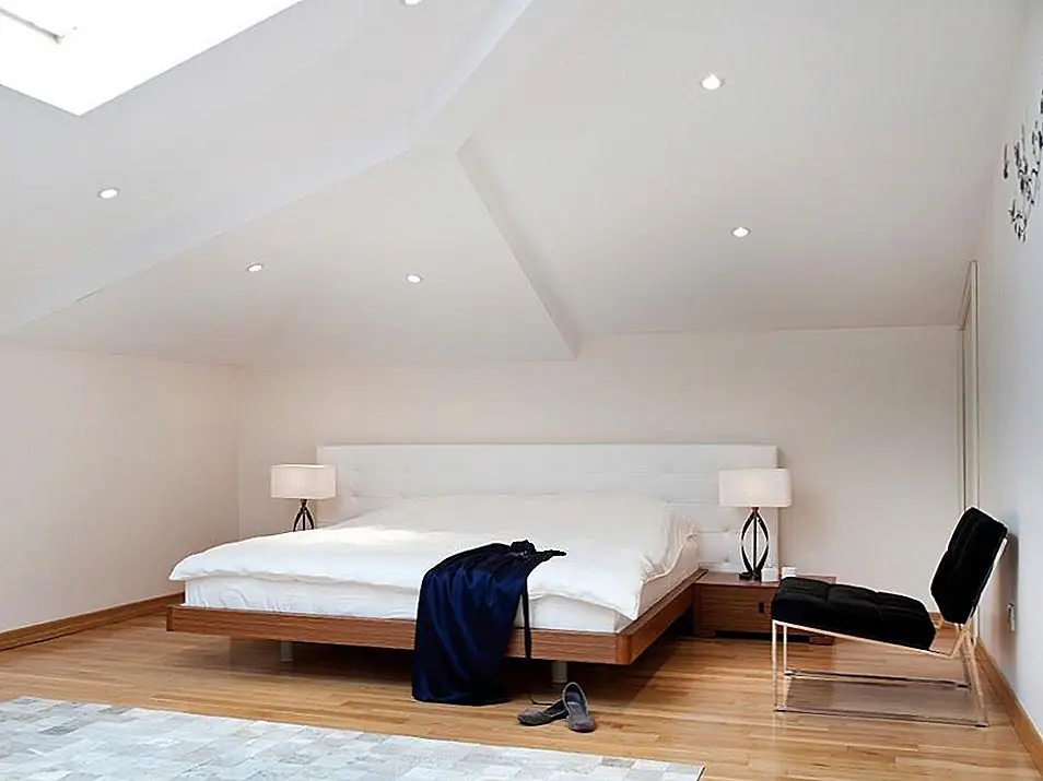 Возможно, вы заметили, что многие из чердачных комнат были белые. Не зря! Когда у вас есть угроза темных углов, имеет смысл, что вы нарисуете своего чердачного мастера самым легким цветом, который вы можете найти. Любой естественный свет будет подпрыгивать и освещать тени.