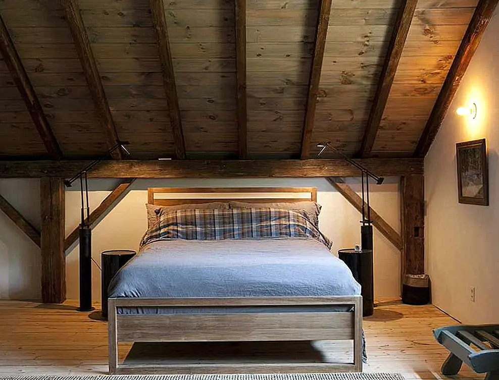 Когда ваш дом чувствует себя как каюта, вы автоматически чувствуете, что живете всегда в отпуске. Позвольте красивому дереву у вашего чердачного мастера сиять, и вы отдадите свою комнату во всех каютах. Все, что вам нужно, это клетчатый одеяло, чтобы закончить внешний вид.