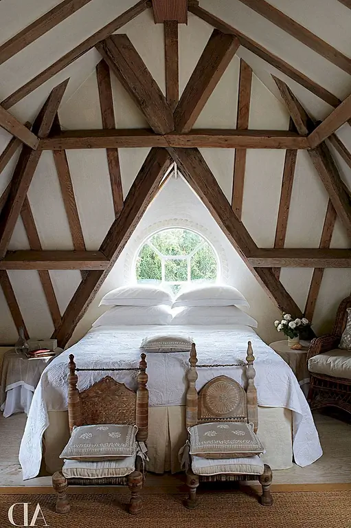 Многие люди предпочитают более чистый вид, особенно в своих спальнях. С белым основанием, оставляя ваши чердачные балки открытыми, вызывает большой интерес для стен, на которые вы не можете повесить фотографии, не казавшись слишком занятыми.