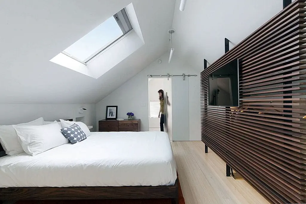 Хранение становится проблемой, когда у вашего чердачного мастера нет шкафа и нет места для его строительства, но это не должно быть проблемой. Создайте экран над частью наклона, чтобы придать себе скрытое пространство для хранения, используя в противном случае пустую квадратную метку.