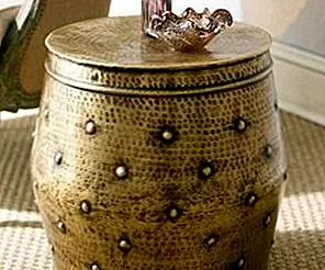 Универсальный боковой стол Zoe