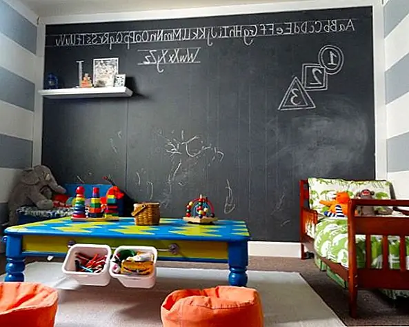 После этого просто нарисуйте поверхности краской доски. Вам придется готовить поверхности так же, как и для любой другой работы с краской. Вы должны нарисовать два слоя для равномерного покрытия. Вы можете создать бесконечный список цветов. Например, используйте краску для оставшейся стены, чтобы создать бесшовный переход или использовать контрастный цвет для привлекательного декора. В детской комнате или в игровой комнате вы можете даже нарисовать всю стену краской на доске. Дети будут любить иметь всю стену в своем распоряжении и уметь писать и рисовать на ней. {Фотографии с сайта}.