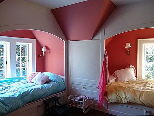 Поместите кровати в окна в уютных нишах. Вы можете сохранить ценную площадь, и вы также сделаете комнату более привлекательной, теплой и комфортной.