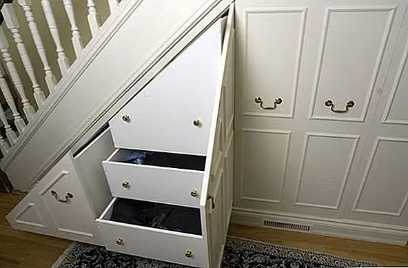 Не теряйте пространство под лестницей. Используйте его для хранения. У вас могут быть выдвижные ящики, скрытые двери, полки и практические отсеки, не ставя под угрозу целостность лестницы.