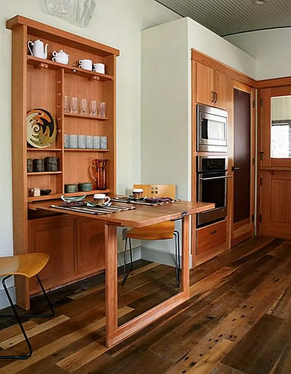 Складные столы чрезвычайно полезны в небольших квартирах. Они могут быть легко скрыты и сохранены, и они могут удвоить или утроить их поверхность при разворачивании, что позволит вам использовать их для особых случаев и больших собраний.