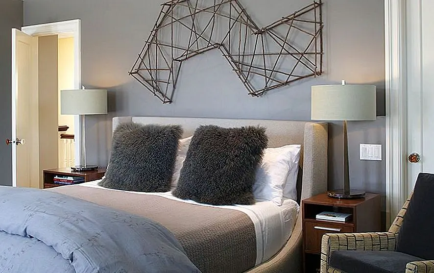 В современной спальне нет необходимости включать много аксессуаров, но те, которые должны быть частью общего декора, должны по крайней мере выделяться. Например, получите прохладную тумбочку с забавной формой, смелый цвет или что-то еще, что делает его особенным. Возьмите интересные подушки или какие-нибудь действительно интересные работы для стен.