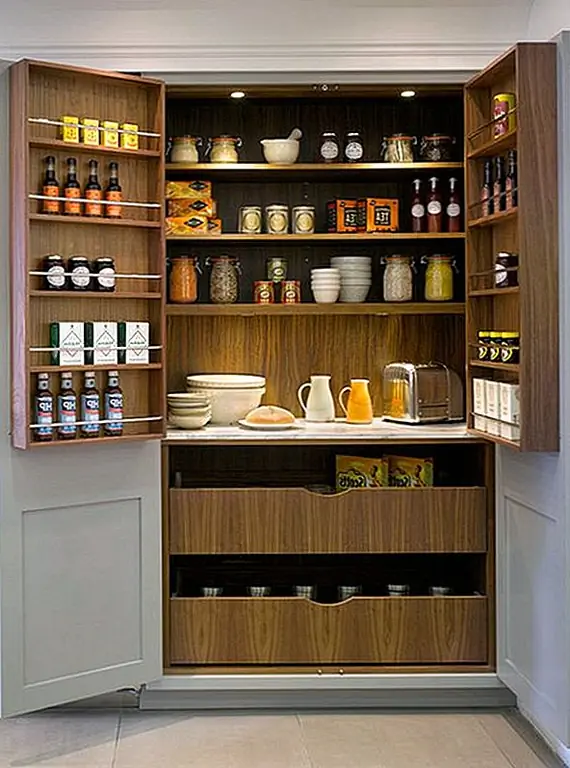 В кладовой вы также можете использовать двери для создания пространства для хранения ваших специй. Держите все организованным и легко доступным. Большие предметы идут на большие полки, и таким образом у вас есть система.