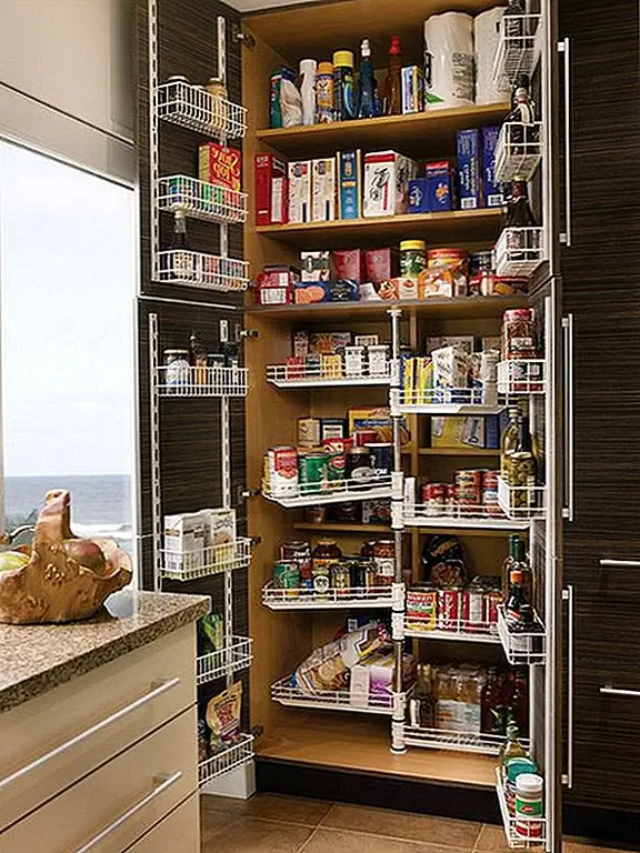 Вы можете настроить двери в кладовой, как хотите. Полки и контейнеры, которые могут быть реорганизованы, являются наилучшим видом. Вы можете перестроить их, чтобы все было в порядке, и все это очень просто.