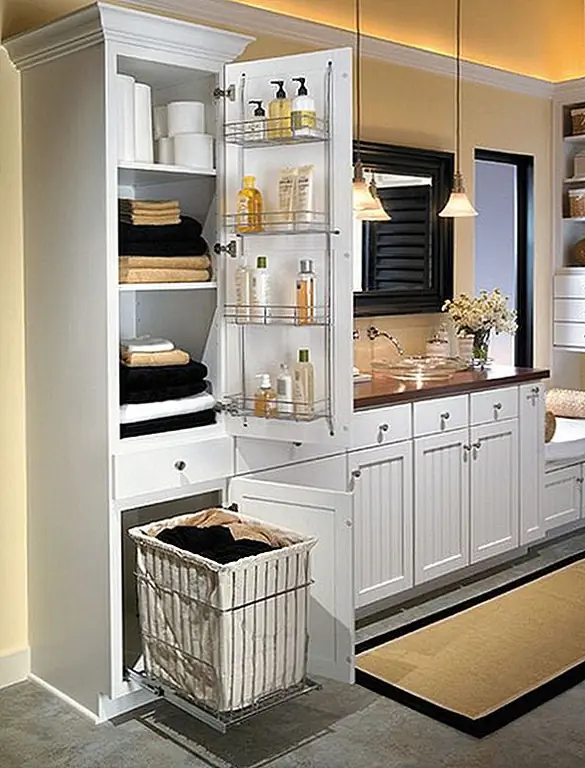 Но кухонная кладовая - это не единственная мебель, которая может извлечь выгоду из этого решения для хранения. Вы также можете использовать эту идею для шкафов для ванной комнаты. Вы можете хранить вещи, такие как лосьон, шампунь и мыло на внутренней стороне двери, и все еще есть много места в шкафу для ваших полотенец.