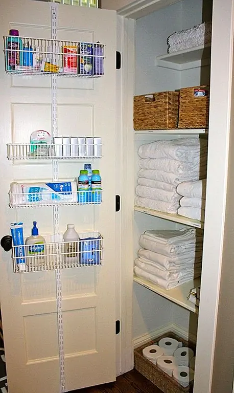 Это аналогичный пример. Внутренняя часть двери используется для хранения зубной пасты, макияжа, мыльных прутков и других вещей, в то время как внутренняя часть шкафа предназначена для больших предметов, таких как постельное белье и полотенца.