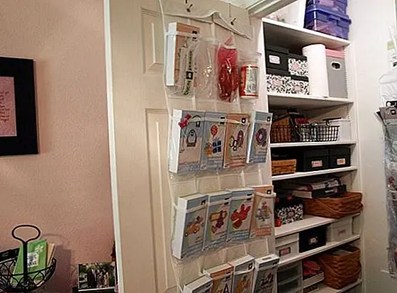 В домашнем офисе вы можете использовать дверь комнаты или двери шкафов и стола множеством полезных способов. Например, вы можете повернуть дверь в книжный шкаф, и все ваши книги будут хорошо отображаться без использования пола или стены.